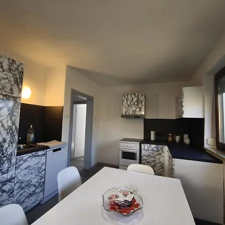 Modern Flat In Quaint With Idyllic Garden Διαμέρισμα