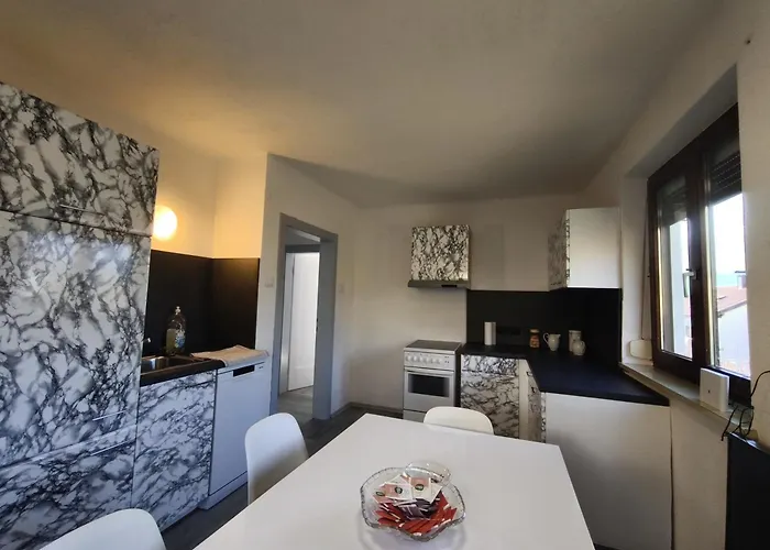 Modern Flat In Quaint With Idyllic Garden Διαμέρισμα